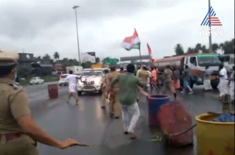 Mahila Morcha protest at state secretariat demanding resignation of KT Jaleel photos
