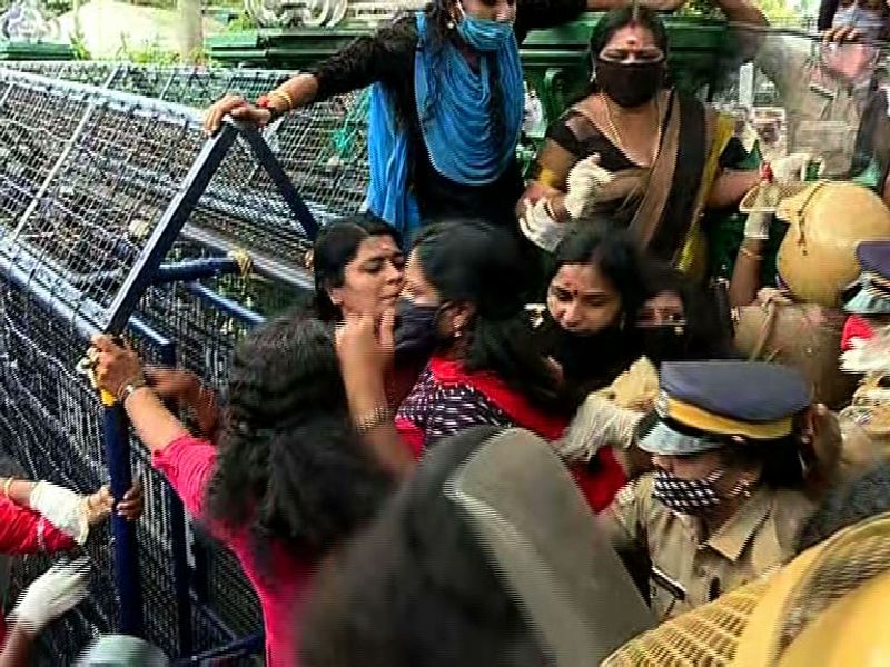 Mahila Morcha protest at state secretariat demanding resignation of KT Jaleel photos