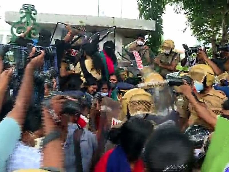 Mahila Morcha protest at state secretariat demanding resignation of KT Jaleel photos