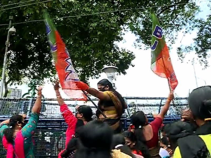 Mahila Morcha protest at state secretariat demanding resignation of KT Jaleel photos