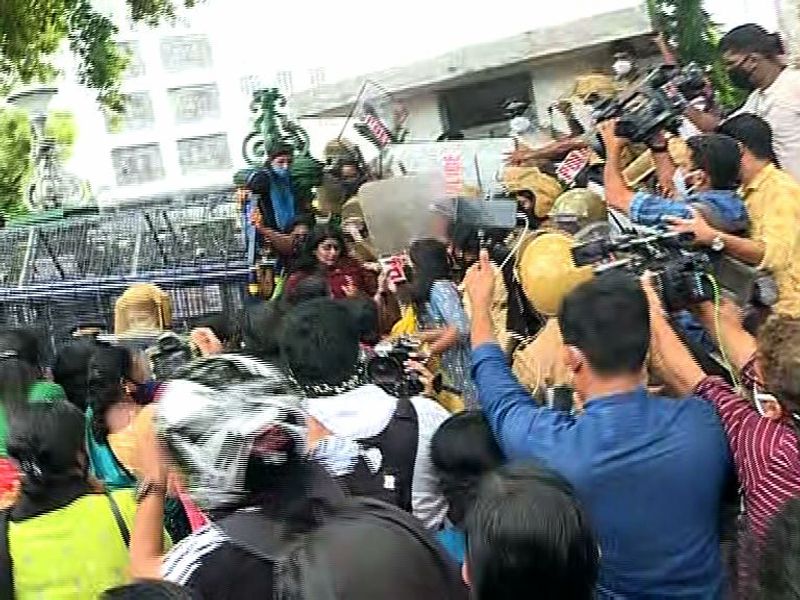 Mahila Morcha protest at state secretariat demanding resignation of KT Jaleel photos