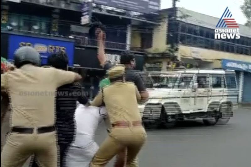 Mahila Morcha protest at state secretariat demanding resignation of KT Jaleel photos
