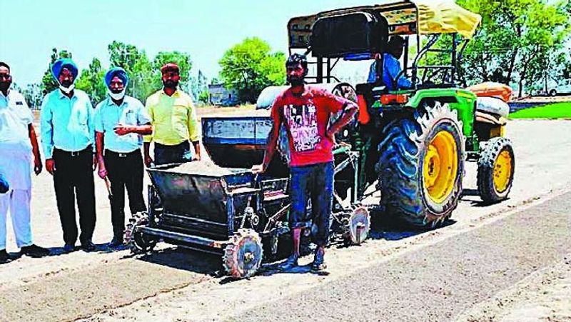 पंजाब के कपूरथला के नानो मल्लियां गांव के किसान जगतार सिंह जग्गा ने देसी जुगाड़ से यह मशीन बनाई है। यह एक दिन में 100 एकड़ में बगैर मजदूरों के धान बो सकती है। यह मशीन ट्रैक्टर के साथ चलाई जाती है। आगे पढ़ें एक ऐसे किसान की कहानी..जिसकी देसी इंजीनियरिंग का लोग लोहा मानने लगे हैं...