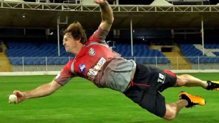 IPL 2020 Jonty Rhodes defies age with stunning one-handed catch IPL 2020 Jonty Rhodes defies age with stunning one-handed catch