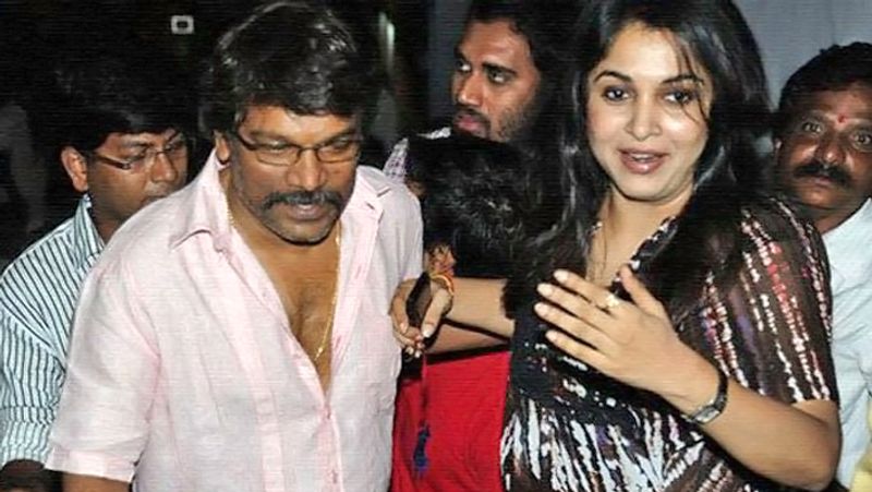 बता दें कि 'बाहुबली 2' के लिए 2.5 करोड़ रुपए चार्ज करने वाली राम्या के पास करीब 5 मिलियन डॉलर यानी 37 करोड़ रुपए की प्रापॅर्टी है। 