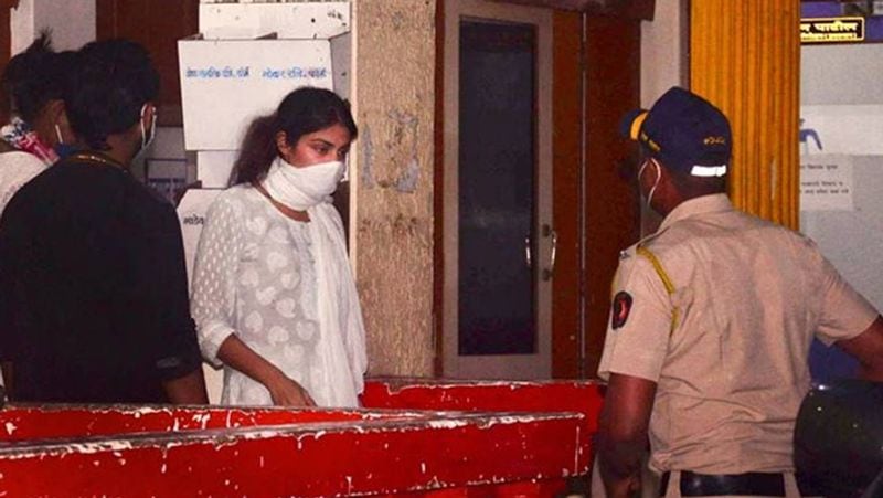 एनसीबी ने सोमवार को बड़ी कार्रवाई करते हुए रिया चक्रवर्ती के भाई शोविक के ड्रग पेडलर दोस्त सूर्यदीप मल्होत्रा को हिरासत में लिया। वहीं, पहले से गिरफ्तार सारे आरोपियों को कोर्ट में पेश किया गया। 