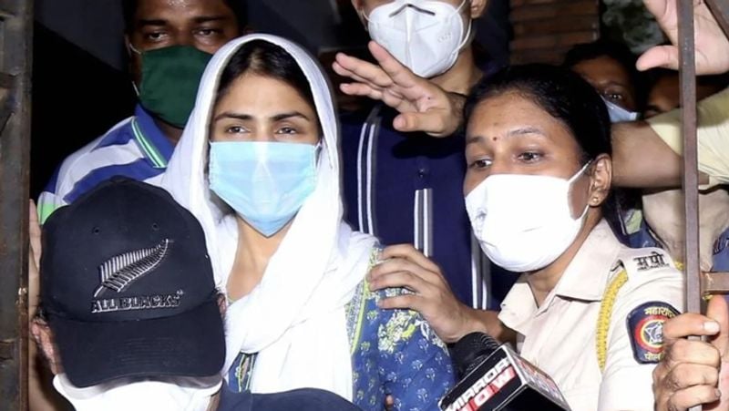 बता दें, NCB सुशांत सिंह राजपूत मामले में ड्रग से जुड़े एंगल की जांच कर रही है। इस सिलसिले में मुंबई और गोवा में कई ठिकानों पर छापा मारकर अब तक 6 लोगों को गिरफ्तार किया गया है। इसके साथ ही अब तक 16 लोगों की गिरफ्तारी हो चुकी है।