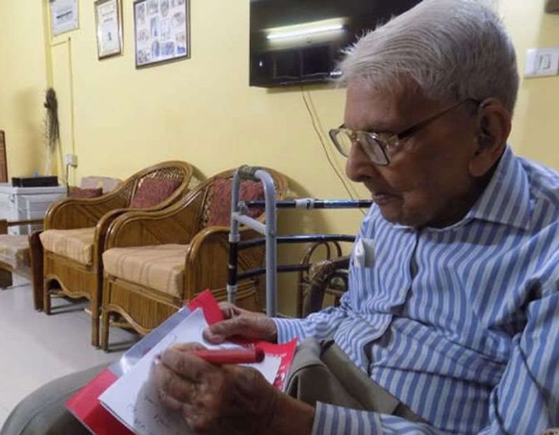 <p>राजकुमार वैश्य ने 2015 में नामांकन लेने के बाद हर दिन छह घंटे पढ़ाई करते थे। हिंदी में बुक होने के कारण शुरुआती दिनों में उन्हें थोड़ी परेशानी हो रही थी। उन्होंने बताया कि पहले सभी पाठ्यक्रम को अंग्रेजी में ट्रांसलेट किया। परीक्षा अंग्रेजी माध्यम से ही दी थी।(फाइल फोटो)</p>