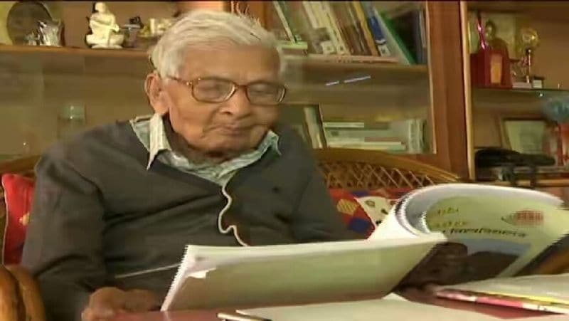 <p><br />
राज कुमार वैश्य ने जब 2015 में एमए में नामांकन के लिए 96 वर्ष की उम्र में आवेदन किया तो नालंदा ओपन विश्व विद्यालय प्रशासन ने उनके लिए नियमों में बदलाव किया। प्रवेश पत्र से लेकर शिक्षा सामग्री को उनके घर पहुंचाया था। (फाइल फोटो)<br />
</p>