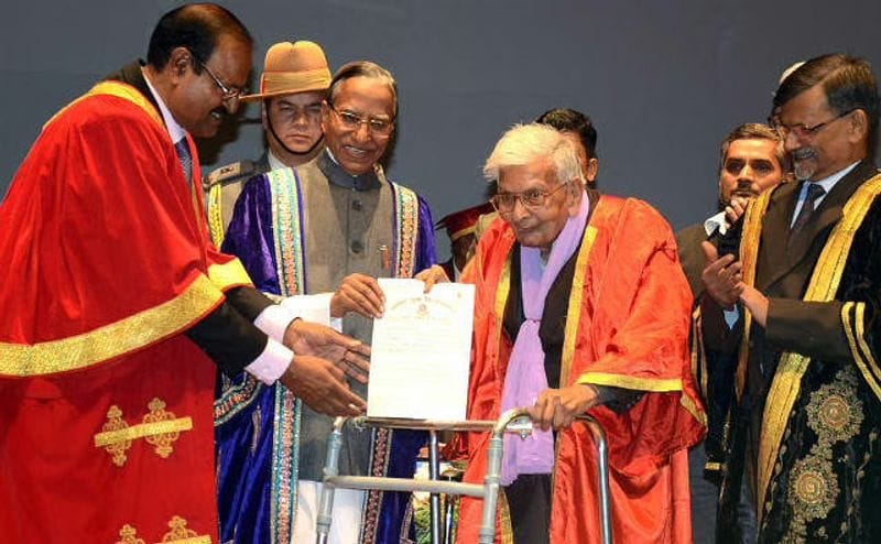 <p><br />
नालंदा ओपन विश्वविद्यालय से एमए में नामांकन लेने के बाद लिम्का बुक ऑफ वर्ल्ड रिकॉर्ड ने राजकुमार वैश्य को देश में सबसे अधिक उम्र का विद्यार्थी घोषित किया था। इसके लिए उन्हें प्रमाणपत्र सौंपा गया था। (फाइल फोटो) </p>