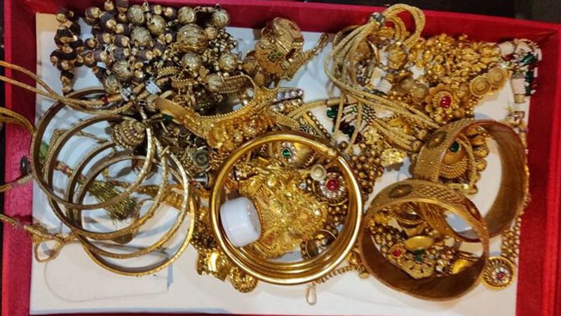 शुरुआती जांच में माकड़ौन में एक मकान, दो लग्जरी कार, दो स्कूटी, दो बाइक, साढ़े 3 एकड़ जमीन मिली। वहीं, उज्जैन रेलवे स्टेशन के सामने कमर्शियल निर्माण चल रहा है। यह होटल बताया जाता है। उज्जैन में ही दो मंजिला मकान, 4 लाख नकदी, सोने चांदी के लाखों के जेवर मिले हैं।