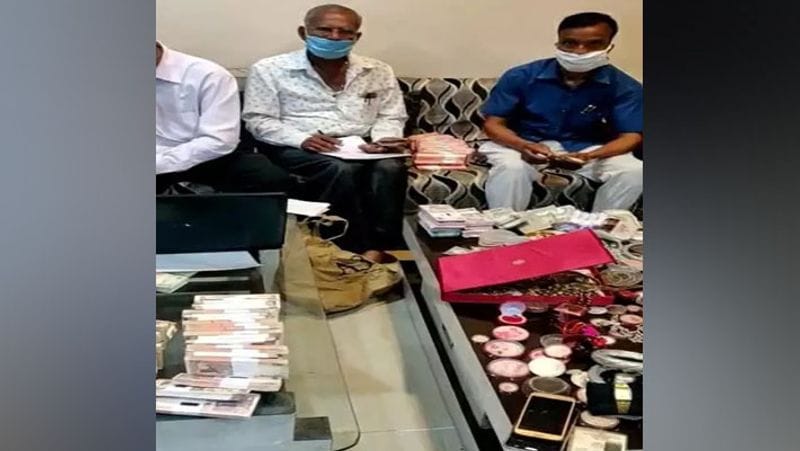 छापे के दौरान कीमती चीजों का मूल्यांकन करती टीम।