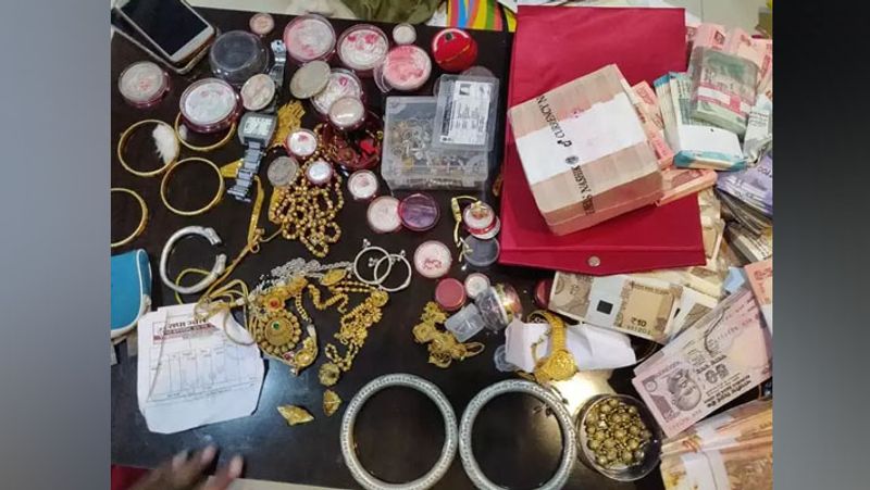 छापे में मिली ज्वेलरी। लोकायुक्त को अंदेशा है कि छापे में और भी कई चीजें सामने आ सकती हैं।