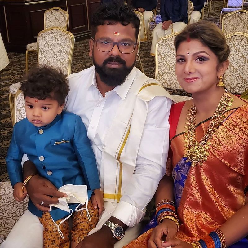 கணவர் மற்றும் மகனுடன் செம்ம கியூட்டா ரம்பா கொடுக்குற போஸ் பாருங்க 