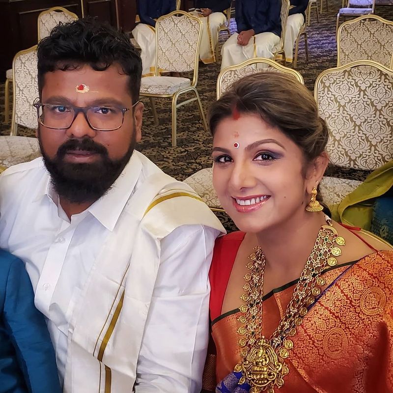 இப்போதும் புதுமண தம்பதி போல் இருக்கும் ரம்பா மற்றும் அவர் கணவர் 