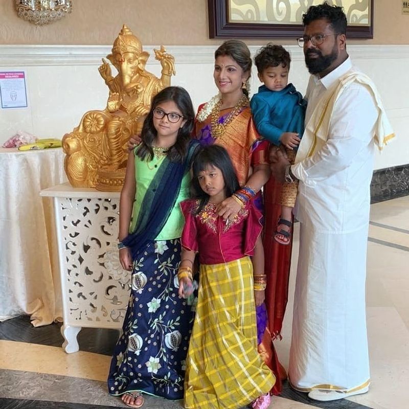 பேமிலியாக போஸ் கொடுக்கும் அழகு தனி 