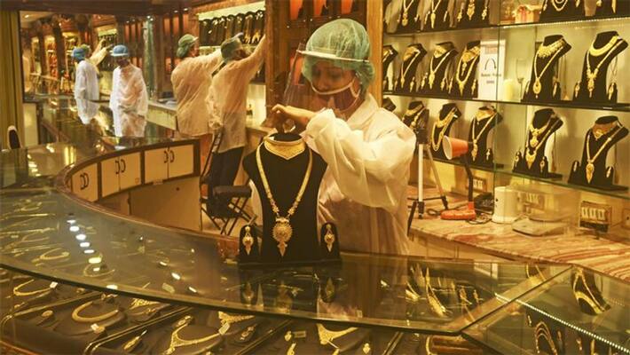 Gold And Silver Price Today: gold has become cheaper by Rs 2200, silver also declined in 2021 SSA Gold And Silver Price Today: gold has become cheaper by Rs 2200, silver also declined in 2021 SSA