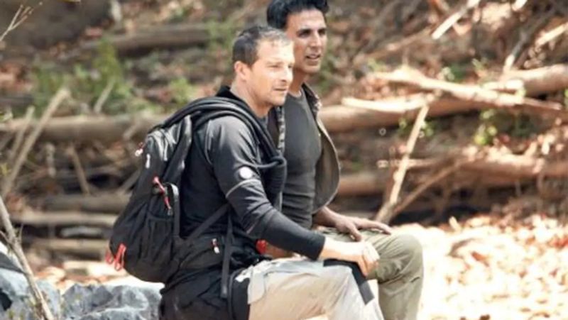 अक्षय कुमार ने भी बताया कि उनका परिवार पुरानी दिल्ली में रहता था। उनके पुरानी दिल्ली वाले घर में एक साथ 24 लोग रहा करते थे। अक्षय की मां कश्मीर से हैं और पापा पंजाबी। अक्षय ने इस शो में बताया कि वो अपने पापा को अपना रोल मॉडल मानते आए हैं और जो कुछ भी जिंदगी में उन्होंने उनसे सीखा है, उस पर वो अमल भी करते रहे हैं।

