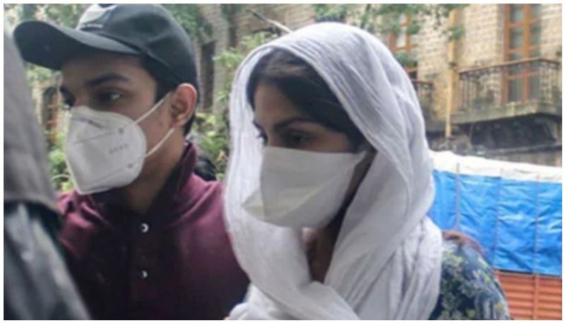 Sushants death case Rhea Chakrabortys bail pleas hearing started in bombay High Court BRd
