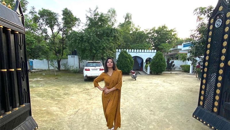 मोनालीसा इन दिनों सीरियल में काम करती नजर आ रही हैं। ऐसे में मीडिया रिपोर्ट्स में बताया जाता है कि वो एक एपिसोड के लगभग 50 हजार रुपए लेती हैं। इसके अलावा अगर उनकी फिल्मों की बात की जाए तो वो एक फिल्म के लिए 10 से 15 लाख रुपए लेती हैं। ऐसे में अगर उनकी नेट वर्थ यानी कि कुल संपत्ति की बात की जाए तो वो कुल 8 करोड़ की संपत्ति की मालकिन हैं। 