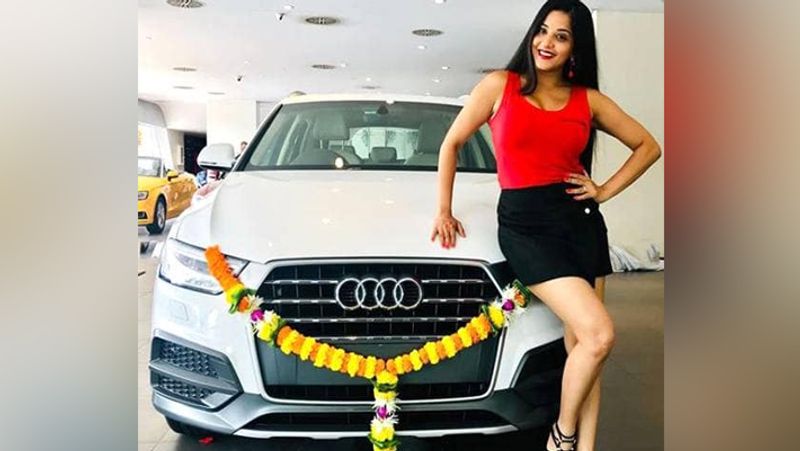 गौरतलब है कि बिग बॉस (Bigg Boss) से निकलने के बाद उन्हें काफी फेम मिला। उनका मुंबई में अपना घर है, जहां वो अपने पति विक्रांत के साथ रहती हैं। इसके अलावा उनके पास महंगी गाड़ियां भी हैं। 