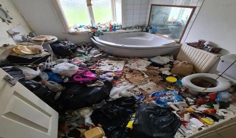 worlds worst tenants spreading pee in beer bottles inside dirtiest house before leaving kph
