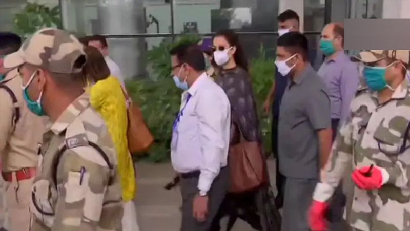 कंगना जब गाड़ी से अपने घर मनाली के लिए निकलीं, तब पंजाब पुलिस की गाड़ियां आगे-पीछे मौजूद थीं। हर गाड़ी में 6 जवान मौजूद थे। वहीं, जगह-जगह जवान तैनात थे।