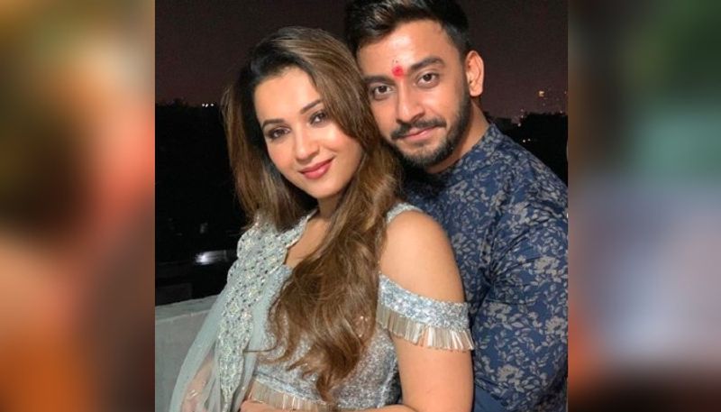Netizens claim Koushani Mukherjee is pregnant as her and Bonny's old picture went viral ADB