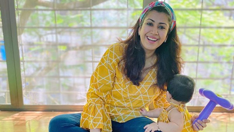 उन्होंने आगे लिखा- ठीक उसी तरह जैसे मैंने इस तथ्य में सांत्वना पाई कि मेरे पास नींबू और कांटों की तरह एक ही लाइफ नहीं है, लेकिन अगर मेरे अनुभवों के बारे में जानने से आपको नींबू पानी बनाने और कुछ गुलाब लेने में मदद मिल सकती है। तो आइए मेरे साथ जुड़िए @lovemessymunchkins पर और सभी चीजों का एक हिस्सा बनें। असली, ईमानदार और ब्यूटीफुल।
