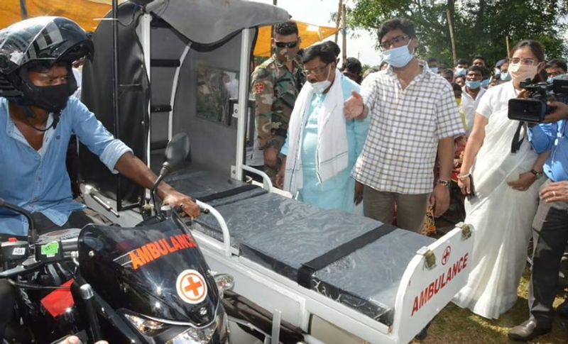 मुख्यमंत्री हेमंत सोरेन शहर से दूर वाले गांव के लोगों को बाइक एंबुलेंस की चाबी चौंपते हुए।