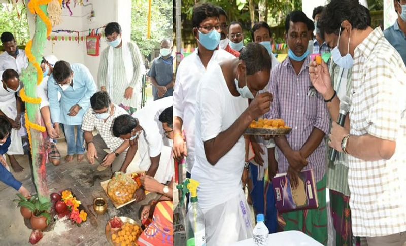 मुख्यमंत्री हेमंत सोरेन ने दुमका के दिसोम मांझी थान में पूजा-अर्चना करते हुए।