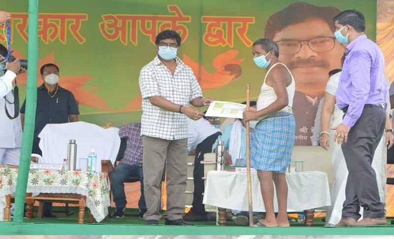 दरअसल, मंगलवार को झारखंड के सीएम हेमंत सोरोन ने आयोजित एक कार्यक्रम में कहा कि राज्य के अब 60 साल से अधिक उम्र के सभी बुजुर्गों और हर उम्र की विधवा को पेंशन देगी, वहीं राज्य में मुख्यमंत्री पशुधन योजना की शुरुआत जल्द की जाएगी। उन्होंने कहा कि राज्य में 15 लाख नए राशन कार्ड बनाए जाएंगे। जिससे की लॉकडाउन में अपने राज्य लौटकर आए मजदूरों को इसका लाभ मिल सके। 