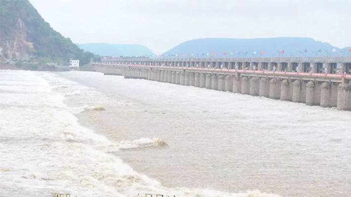 Heavy Water Flow To Prakasam Barrage... Krishna district on high alert akp Heavy Water Flow To Prakasam Barrage... Krishna district on high alert akp