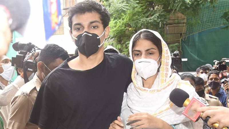 Sushant Singh Rajput Suicide Case Rhea Chakraborty And Showik Chakraborty friend Karamjit one crore car seized KPY