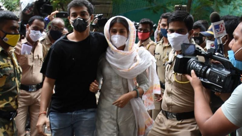 Sushant Singh Rajput Suicide Case Rhea Chakraborty And Showik Chakraborty friend Karamjit one crore car seized KPY