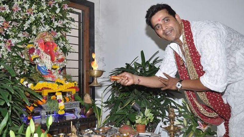 इसके साथ ही अगर अब उनकी पर्सनल लाइफ की बात की जाए तो रवि किशन की उनकी पत्नी प्रीति से पहली मुलाकात 11वीं क्लास में हुई थी, बाद में दोनों शादी कर हमेशा के लिए एक हो गए थे। उनके 4 बच्चे हैं, जिनमें 3 बेटियां और एक बेटा है।