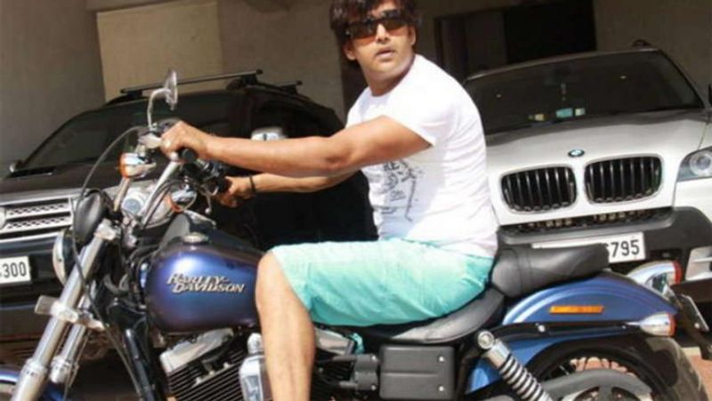 गोरखपुर से सांसद रवि किशन ने अपने राजनीतिक सफर की शुरुआत कांग्रेस पार्टी के साथ की थी। साल 2014 के लोकसभा चुनावों में वो उत्तर प्रदेश के जौनपुर संसदीय क्षेत्र से चुनाव लड़े और उन्हें हार का सामना करना पड़ा। बता दें जौनपुर रवि का गृहक्षेत्र है। इसके बाद उन्होंने 2017 में बीजेपी का दामन थाम लिया और पार्टी ने 2019 के लोकसभा चुनाव में उन्हें गोरखपुर सीट से मैदान में उतारा, जहां उन्हें जीत हासिल हुई।