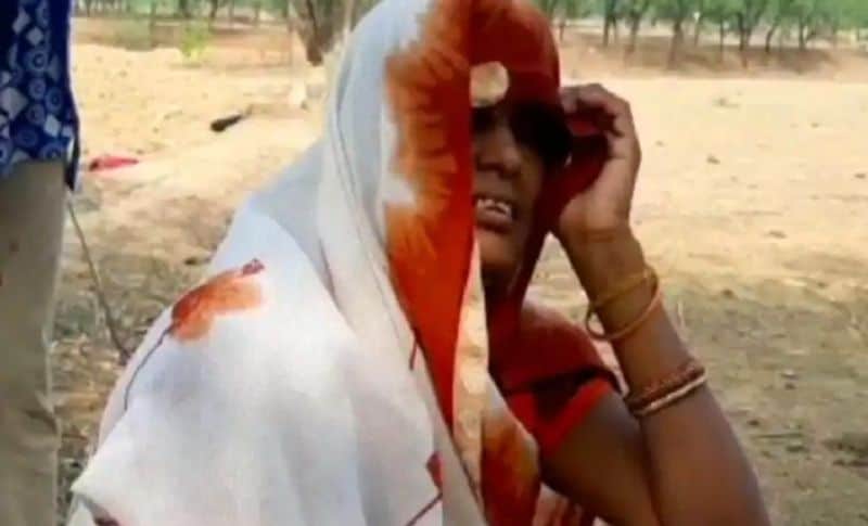  अनिल साकेत की मां आज भी अपने बेटे का लौटने का रोज इंतजार करती है और दरवाजे पर इस इंतजार में बैठी रहती है कि कभी ना कभी उसका बेटा घर लौट आएगा। बता दें कि जब महिला अपने गांव से बाहर जाती है तो बेटे की फोटो साथ ले जाती है और लोगों को तस्वीर दिखाकर उसके बारे में पूछने लग जाती है।