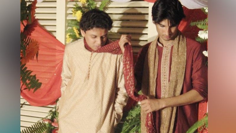 उन्होंने बताया कि परिवार अभी भी ट्रॉमा में है। विशाल ने अपना ब्लॉग शेयर करते हुए लिखा है कि वह कभी-कभी सुशांत से जुड़ी यादें उनकी एक्सटेंडेड फैमिली यानी उनके फैन्स के साथ बांटते रहेंगे।