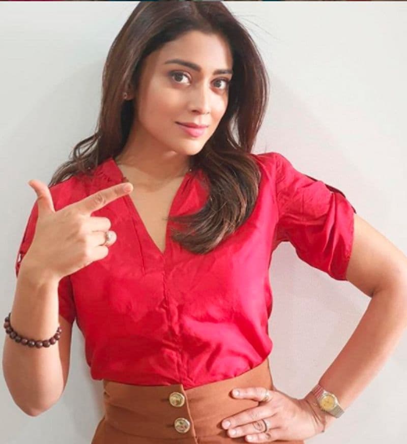 ನಟ ಪ್ರೇಮ್ ಈ ಚಿತ್ರದ ನಾಯಕನಾದರೆ, ಶ್ರೇಯಾ ನಾಯಕಿ ಆಗಿದ್ದರು.