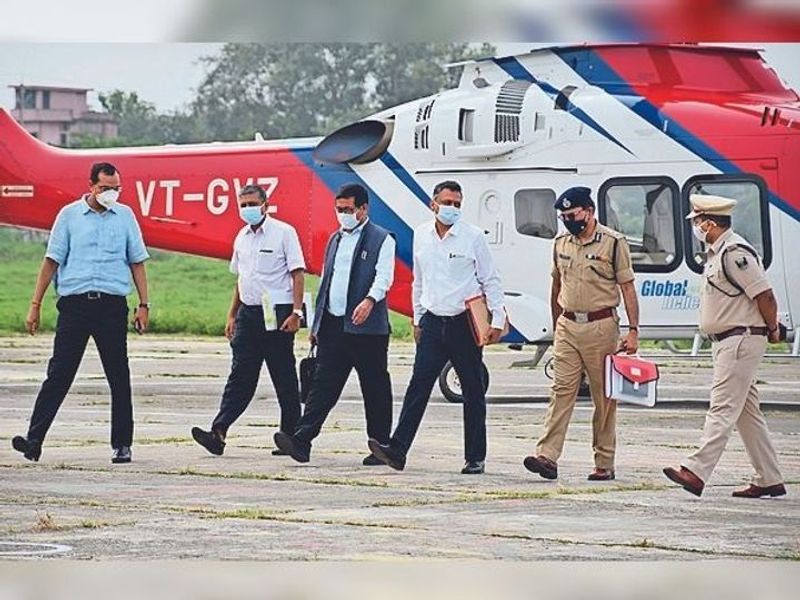 बिहार के दो दिवसीय दौरे पर आई निर्वाचन आयोग की टीम ने भागलपुर में मंगलवार को 12 जिलों के डीएम व एसपी के साथ विधानसभा चुनाव को लेकर की गई तैयारियों की समीक्षा की। जिलाधिकारियों ने पीपीटी (पावर प्वाइंट प्रेजेंटेशन) के जरिये भौगोलिक स्थिति की जानकारी आयोग को दी। नक्सल और बाढ़ प्रभावित बूथों की वैकल्पिक व्यवस्था के अलावा वोटरों की सुरक्षा को लेकर की गई तैयारियों की जानकारी भी दी।

