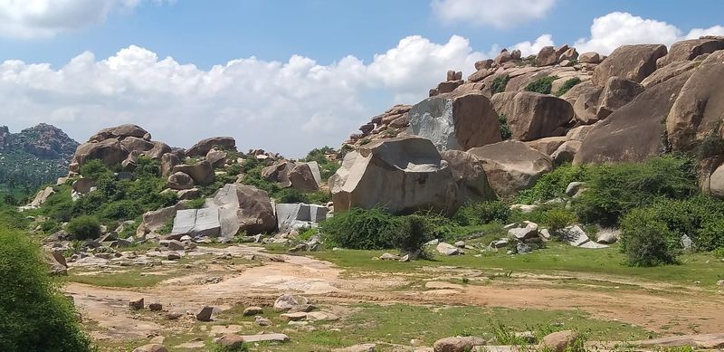 ಅಲ್ಲದೆ ನಾಲ್ಕು ಸಾವಿರ ವರ್ಷಗಳ ಹಿಂದಿನ ಕಾಲದ ನವ ಶಿಲಾಯುಗದ ಗುಹಾಂತರ ಚಿತ್ರಗಳಿದ್ದು, ಮದ್ಯ ಪ್ರದೇಶದಲ್ಲಿರುವ 500 ಕ್ಕು ಹೆಚ್ಚು ಗುಹೆಗಳಿಗಿಂತ ಈ ಯುನೆಸ್ಕೋ ಪ್ರದೇಶದಲ್ಲಿವೆ ಎಂದು ಪುರಾತತ್ವ ಶಾಸ್ತ್ರಜ್ಞರು ಸಂಶೋಧನೆ ಮಾಡಿದ್ದಾರೆ. 