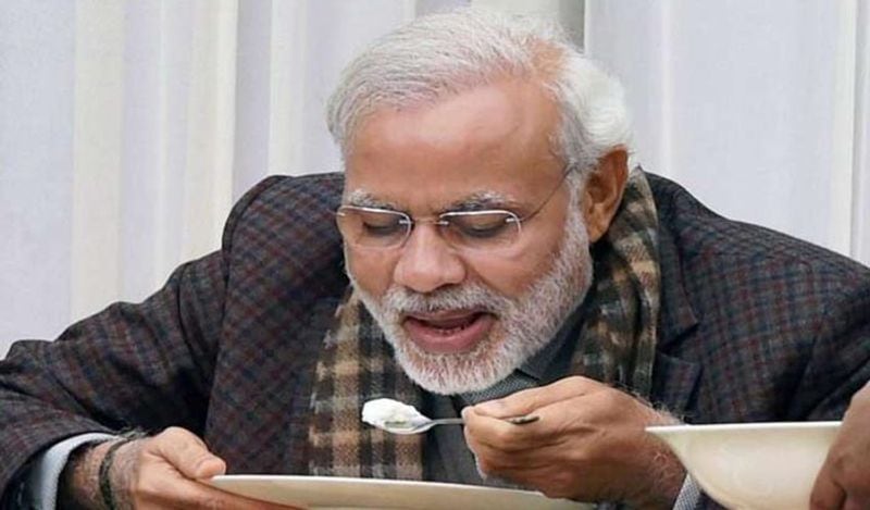 मोदीजी के रूटीन के बारे में उनके कुक बद्री मीणा बताते हैं कि उनकी फेवरेट लिस्ट में गुजराती भाकरी और दाल खिचड़ी है। मोदी सुबह पोहा, खाखरा, भाखरी और अदरक वाल चाय जैसा हल्का ब्रेकफास्ट करते है। जिससे एनर्जी मिलती है।