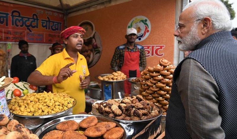 दोपहर या शाम के समय वो फ्रूट्स खाते हैं। वो एक साथ ज्यादा खाना नहीं खाते बल्कि हल्का-फुल्का थोड़े-थोड़े समय में खाते हैं।