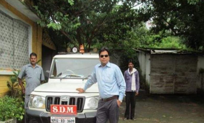 madhya pradesh Joint collector ramesh singh resigns after meeting kamal nath