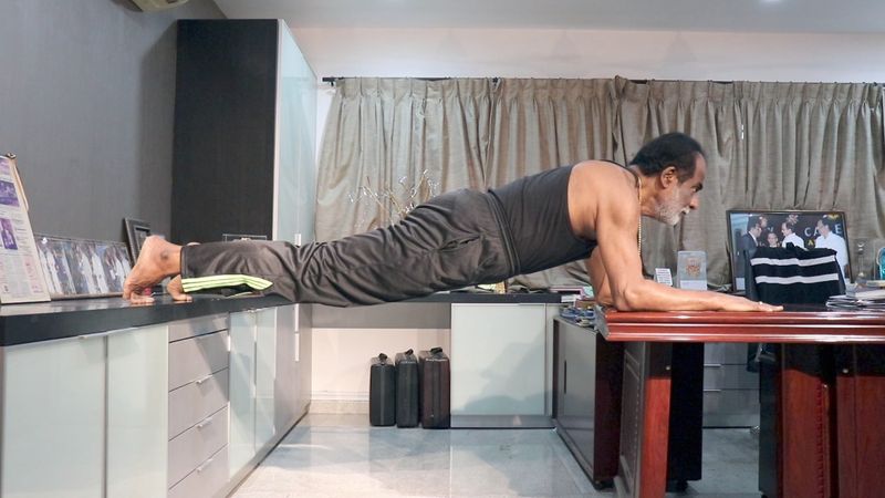 இவருக்கு 82 வயசுன்னு சொன்னால் நம்புவீங்களா? 