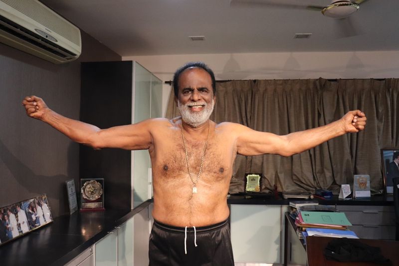 அதை பார்க்கும் விஷால் ரசிகர்கள் இது அவருடைய அப்பா தானா? என ஆச்சர்யத்துடன் வியக்கின்றனர். 