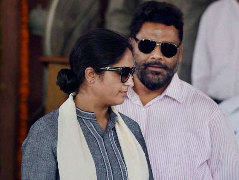यह टेनिस ही था जिसकी वजह से रंजीता और पप्पू की मुलाकात हुई। रंजीता का भाई पप्पू का दोस्त था। एलबम में उनकी तस्वीर देखने के बाद पप्पू दिल दे बैठे। जेल से छूटने के बाद टेनिस कोर्ट पहुंच जाते। रंजीता धर्म की वजह से बच रही थीं। लेकिन प्यार में नाकाम पप्पू यादव के जान देने की कोशिश के बाद वो भी उन्हें चाहने लगीं। बाद में किसी तरह परिवार भी राजी हुआ और दोनों ने गुरुद्वारे में शादी कर ली।
(फाइल फोटो)