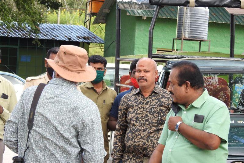 ಪತ್ನಿಯೊಂದಿಗೆ ಮಂಗಳವಾರ ಬೆಳಗ್ಗೆ ಹಿಮವದ್ ಗೋಪಾಲಸ್ವಾಮಿ ಬೆಟ್ಟಕ್ಕೆ ಭೇಟಿ ನೀಡಿ ಪೂಜೆ ಸಲ್ಲಿಸಿದ್ದಾರೆ.