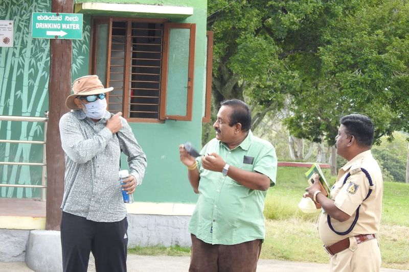ನಂತರ ಸಿಬ್ಬಂದಿಗಳೊಂದಿಗೆ ಫೋಟೊ ತೆಗೆಸಿಕೊಂಡು ವಾಪಸ್ ಆಗಿದ್ದಾರೆ